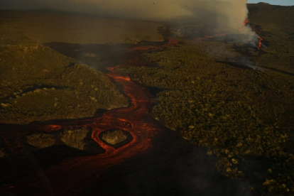Fotografía cedida por el Parque Nacional Galápagos, el 7 de enero de 2022, que muestra la columna de humo que se eleva tras la erupción del volcán Wolf, en la isla Isabela de Galápagos (Ecuador).