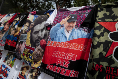 Fotografía de varias camisetas, entre ellas una con la imagen estampada del presidente de Nicaragua, Daniel Ortega, hoy, en Managua (Nicaragua). El presidente de Nicaragua, Daniel Ortega, inicia este lunes su quinto mandato de cinco años, cuarto consecutivo y segundo junto con su esposa, Rosario Murillo, como vicepresidenta, apoyado en China, Rusia, Venezuela y Cuba, y aislado de EE.UU. y la Unión Europea (UE), que han sancionado a su mujer y a sus hijos. EFE/ Jorge Torres