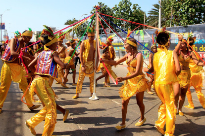 Fotografía de archivo fechada el 23 de febrero de 2020 de Integrantes de una comparsa desfilan en la Gran Parada de Tradición durante el segundo día del Carnaval de Barranquilla (Colombia).