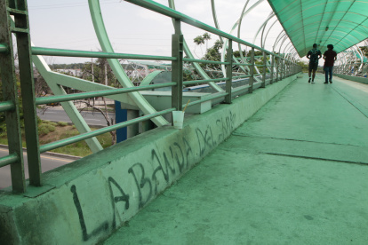 Situación. El puente peatonal de Puerto Azul tiene desde cables a techos hurtados por los antisociales.