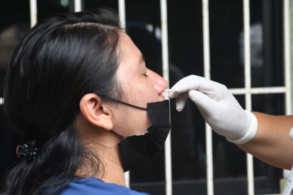 Una persona con síntomas respiratorios  se realiza una prueba de diagnóstico de COVID-19 en un centro de salud municipal de Guayaquil, el 10 de enero de 2020.