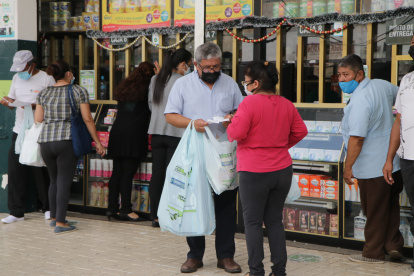 Irregular. Las farmacias no exigen prescripción médica para vender antibióticos y analgésicos.