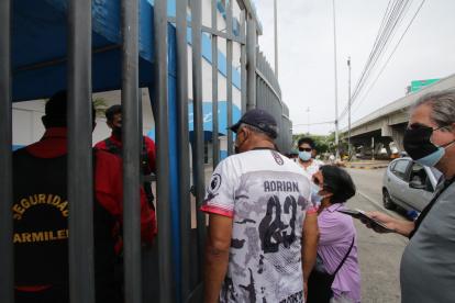 Trámite. Los ciudadanos se acercan a la CNT para denunciar el robo de identidad en los contratos con el ente.
