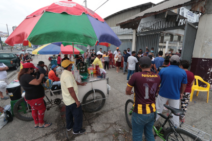 En los exteriores del centro de vacunación que funciona en el colegio José María Egas, los informales han colocado sus carretas obstaculizando el libre tránsito de los peatones