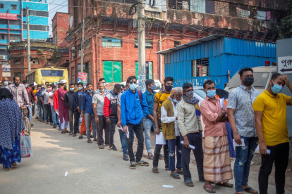 Una jornada de vacunación anti-covid-19, este 11 de enero, en Dhaka capital de Bangladesh.