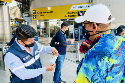 Personal del sistema de transporte masivo Metrovía y de la ATM socializa la disposición que entra en vigencia este miércoles 12 de enero.