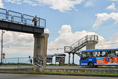 El mal estado del puente peatonal ha causado malestar entre los moradores de la Loma de Puengasí.