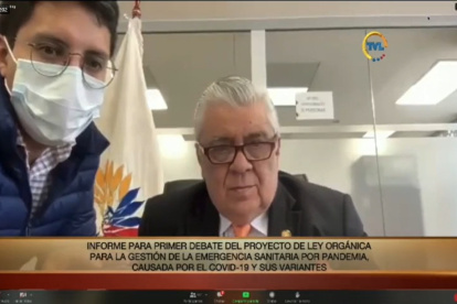 Ponente. Un empleado de la Asamblea asiste a Marcos Molina, presidente de la Comisión de Salud, para instalarlo correctamente en el Zoom.