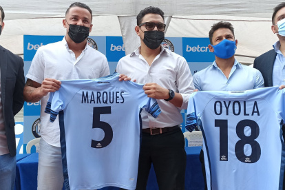 Gabriel Marques y Matías Oyola lucen la camiseta de Guayaquil City.