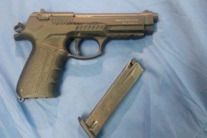 Esta es una de las armas de fuego decomisadas en una vivienda. Las evidencias fueron ingresadas al Centro de Acopio de la Policía Judicial.