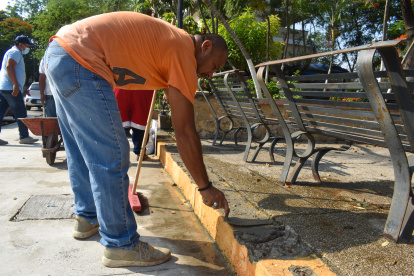 Obreros realizan la readecuación de los muros de las jardineras de la Ciudadela Universitaria.