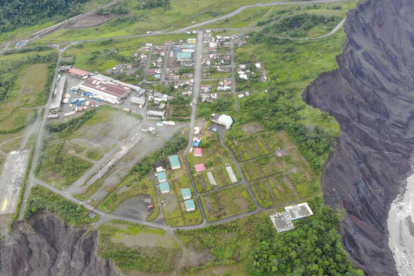 Riesgo. La población está a menos 100 metros de caer.