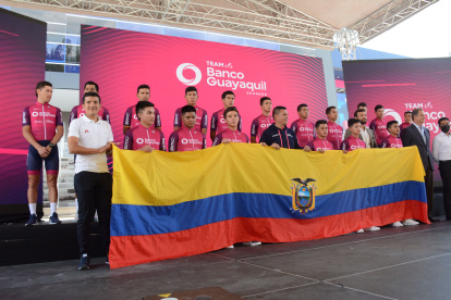El flamante equipo continental de ciclismo tiene a Richard Carapaz (i) como su principal asesor. La formación tricolor apunta a consolidarse como la mejor de América.