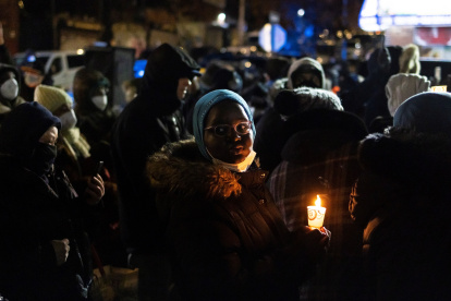 gente con velas realizan una vigilia por las víctimas del paoroso incendio en un edificio que cobró al menos 18 vidas en el Bronx