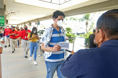 Medidas. En los lugares de atención al público, las personas mayores a 12 años deben presentar el certificado de vacunación completa.