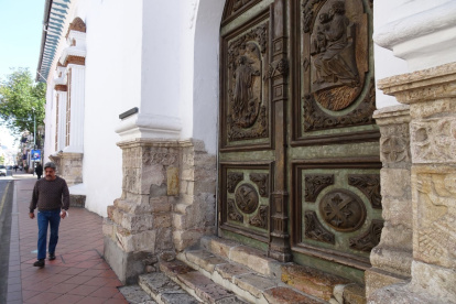 En los portones de la iglesia de las Conceptas, se destaca el milagro de la Porciúncula. / Jaime Marín