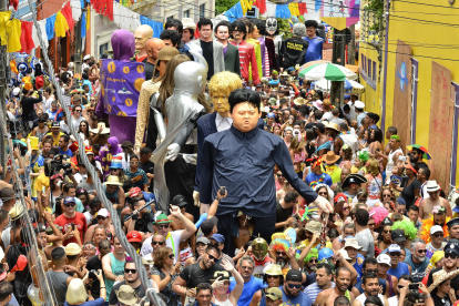 El público disfrutó del desfile de muñecos en uno de los últimos carnavales de Río, antes de la pandemia.