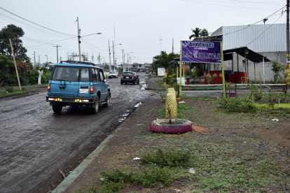 Las calles. Solo cuando garúa, es posible ver asentado el polvo en las calles que integran a Las Violetas. En el sitio todas las vías están con huecos.