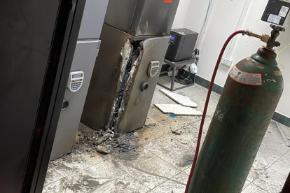 Daños. En el lugar los policías encontraron las herramientas empleadas para el intento de robo.