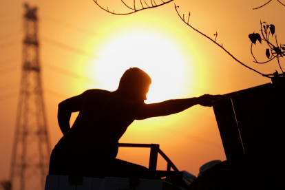 Un hombre expuesto al sol realiza trabajos, en una fotografía de archivo.