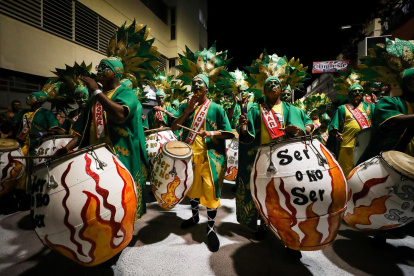 Fotografía de archivo de integrantes de una comparsa tocan los tambores durante el Desfile de Llamadas, en Montevideo (Uruguay).