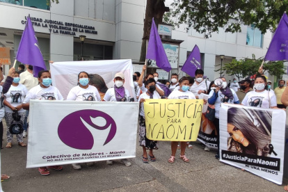 Personas con carteles, en las afueras del recinto judicial por el caso de Naomi Arcentales.
