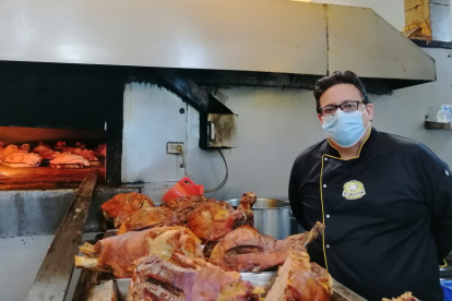 Producción. Elías Peralta, al igual que su padre, está pendiente del producto que es preparado en horno de leña.