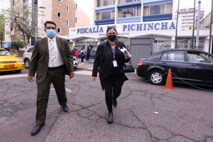 La directora del Sercop, María Sara Jijón, saliendo de la Fiscalía de Pichincha.