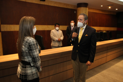 Juramento. El presidente de la Corte saliente le tomó el juramento.