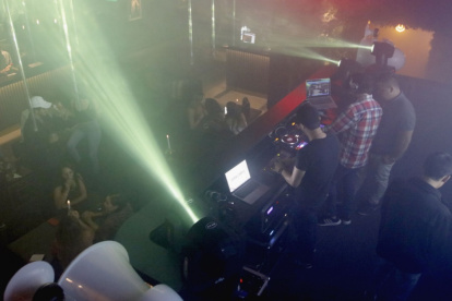 Restobares. La farra en estos espacios está prohibida. Si se incumple el uso de la LUAE, la sanción va desde los $ 3.825 hasta los $ 6.375.