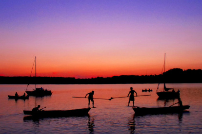 Fotografía de archivo de dos pescadores trabajando.