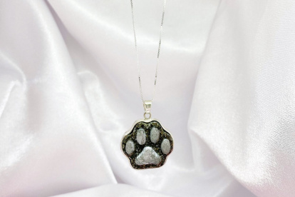 Las joyas tienen diseños especiales que incorporan cenizas de mascotas.
