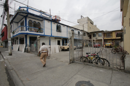 Los moradores de Los Tulipanes han colocado rejas en sus casas para evitar que sean asaltadas. Quieren cerrar las peatonales e instalar cámaras de videovigilancia, pero no hay consenso.