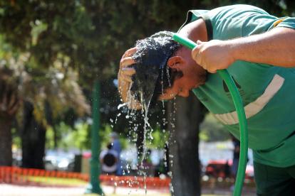 Un hombre se refrescar, en medio de la fuerte la ola de calor, en Buenos Aires (Argentina). EFE/Enrique García
