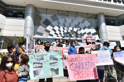 Protesta. Decenas de ciudadanos reclamaron en los exteriores del organismo constitucional acciones por los riesgos que afrontan.