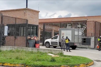 El vehículo de Medicina Legal a su llegada al centro de rehabilitación del Azuay.