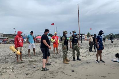 Manabí. La Gobernación dispuso el retiro de las personas en las playas de la provincia.
