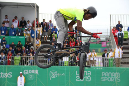 Jonathan lleva más de una década en la práctica del BMX Freestyle, donde ha incluso logrado títulos en campeonatos mundiales.