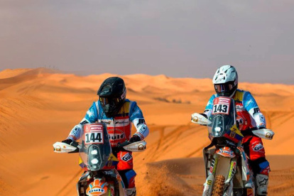 Padre e hijo desafiaron al desierto de Arabia Saudita y juntos completaron el rally Dakar. Son una fuente de inspiración.
