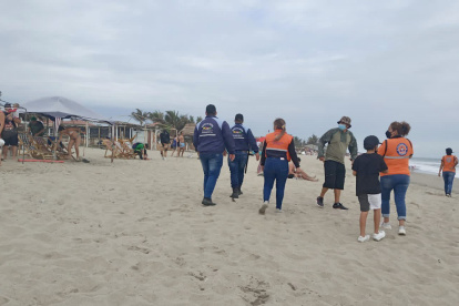 Personal del Servicio Nacional de Gestión del Riesgo vigila las playas.