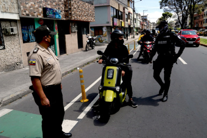 Operativos. Miembros de la Policía el pasado 5 de enero, durante uno de los controles efectuados a personas que se desplazaban en motocicletas en el sector de Solanda, al sur.