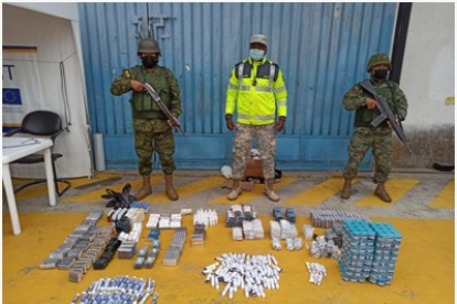Hallazgo. Miembros de las Fuerzas Armadas hallaron medicamento en la frontera de Carchi.