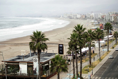 Las playas chilenas estuvieron desoladas el sábado ante el temor a tsunamis