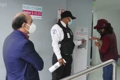 Gente en Quito, acude a los laboratorios privados a realizarse examenes para saber si está afectada con el virus