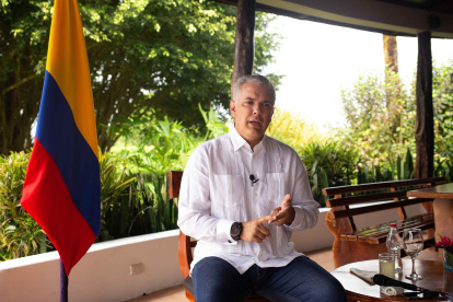 El presidente de Colombia, Iván Duque, habla durante una entrevista con Efe, el 15 de enero de 2022 en Galápagos (Ecuador).