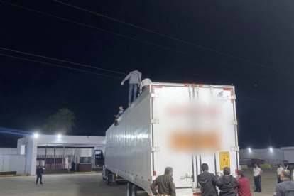 Agolpados. Más de 300 personas estaban en el tráiler.