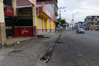 En Durán, en la Ciudadela Primavera 1, hombre fue asesinado a tiro frente a los policías que lo custodiaban.