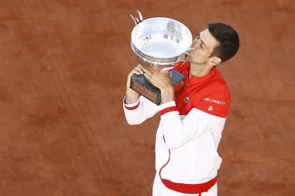 Imagen de archivo del tenista serbio Novak Djokovic con el trofeo de Roland Garros, el pasado mes de junio.