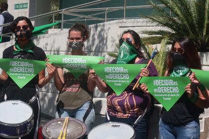 Un grupo de mujeres manifestándose en favor de la despenalización del aborto, en Quito