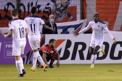 Cristian Martínez Borja (d) de LDU celebra un gol, en una fotografía de archivo.
